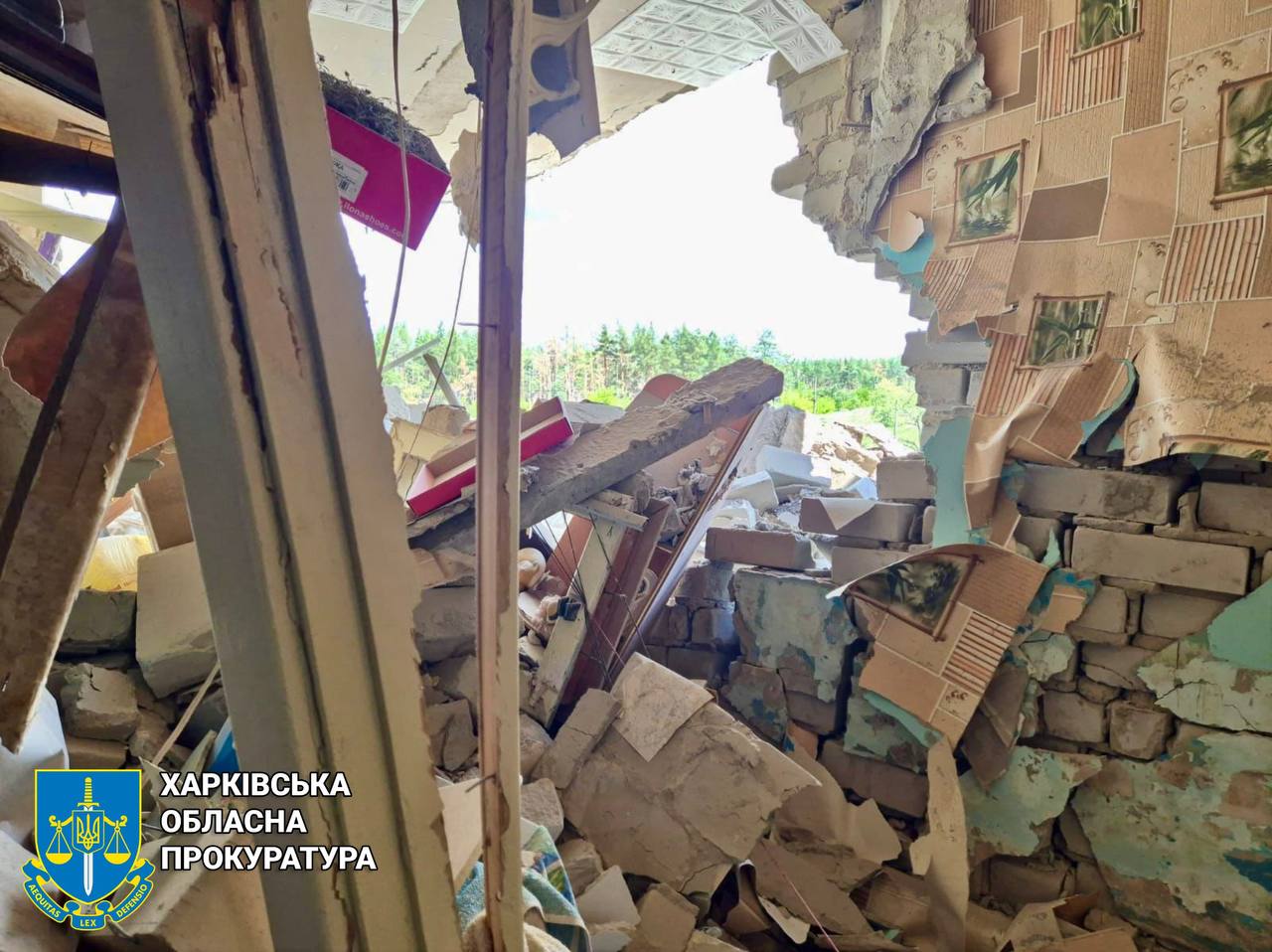Зруйновані десятки будинків, постраждали жінки, чоловік під завалами через удар ворога: Новини Харкова